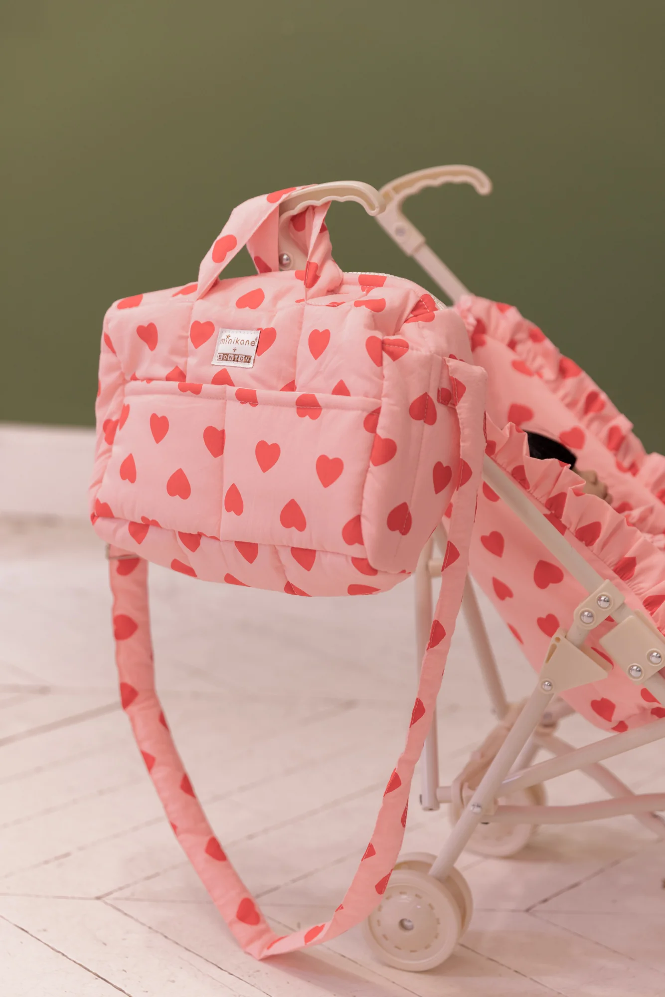 Accessoire poupon - Sac à langer cœur bonton + minikane - Image 2