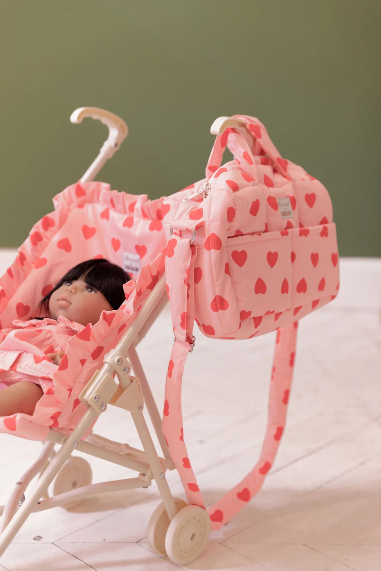 Accessoire poupon - Sac à langer cœur bonton + minikane - Image 3